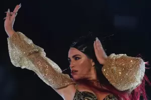 Lali Espsito bes a Nicki Nicole, en medio de su show en Vlez