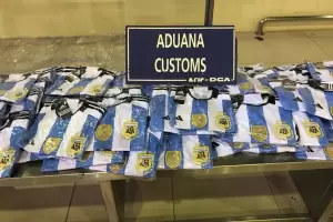Un hombre intent ingresar al pas con ms de 300 camisetas de la Seleccin Argentina con las 3 estrellas