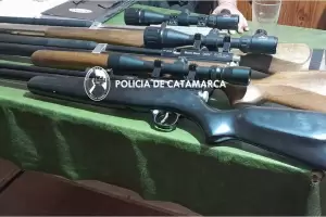 La Polica incaut tres conejos muertos y rifles de aire comprimido