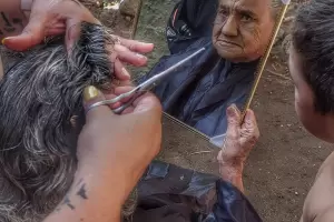 Fray Mamerto Esqui lanz un programa de cortes de cabello a domicilio, para adultos mayores