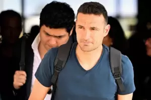 Lionel Scaloni fue recibido en El Salvador y un grupo de nios lo sorprendi con un inesperado gesto