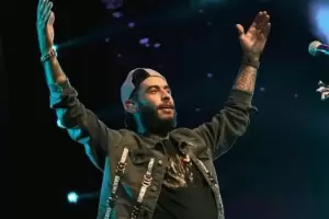 Ulises Bueno sufri un robo en pleno show: Lo tiraron del escenario y le arrancaron sus pertenencias