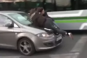 Un auto atropell a manifestantes que marchaban por el 8M en Barcelona