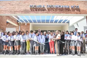 Se inauguraron dos establecimientos escolares con la presencia del ministro Perczyk