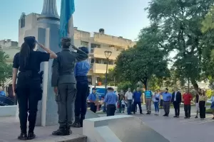 Homenaje por el Da de la Mujer: emotivo izamiento en la plazoleta de la bandera