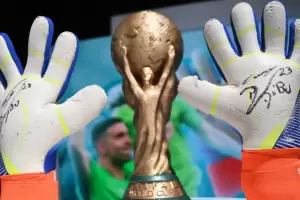 Subastaron los guantes con los que el Dibu Martnez gan el Mundial: un comprador annimo pag miles y miles de dlares