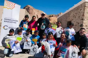 Alumnos de El Tolar recibieron guardapolvos, kits escolares y libros de Educacin