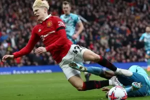 Patadn a Garnacho en el empate del United y alarma para Scaloni