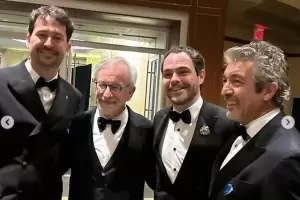 Solo buenos recuerdos, la foto de Steven Spielberg junto a Ricardo Darn, Peter Lanzani y Santiago Mitre