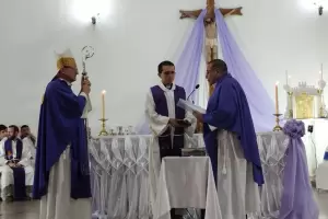 Accin de gracias por los 10 aos de Francisco y asuncin del nuevo prroco de San Jos Obrero