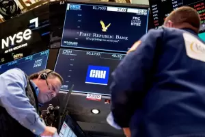 Derrumbe financiero global: las acciones argentinas se hunden hasta 10% y los bonos caen 3,5%