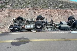 Brutal accidente en Tinogasta: Un camin volc en la ruta