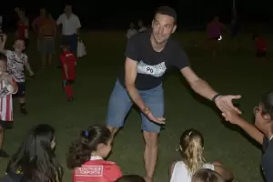Lionel Scaloni visit el pueblo de Pujato y colm de alegra a los nios del Club Atltico