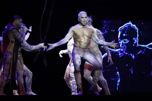 Escndalo en Stravaganza 10 aos, en el Luna Park: hubo abucheos y gritos en medio de la funcin