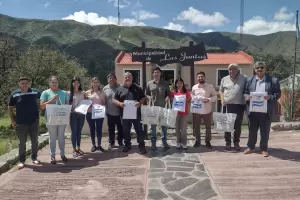 Entregaron guardapolvos a estudiantes de Ambato