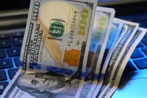 A pesar de las medidas del Gobierno, el dlar blue subi $33 y qued a un paso de los $500