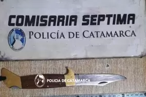 Sorprendieron a un joven con un arma blanca y marihuana en la Capital