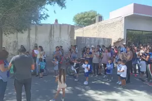 Padres autoconvocados cortaron las calles en reclamo por la falta de personal y servicios en el JIN 17