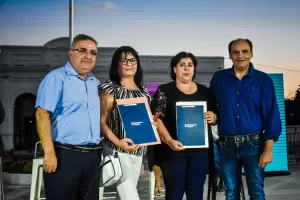 Jalil acompa a Saadi en la entrega de escrituras