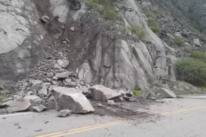 Por derrumbes menores, precaucin para el trnsito en la Quebrada de Beln