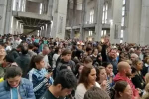 Increble: una multitud colm el Santuario de la Virgen de San Nicols ante el rumor de la llegada de Messi