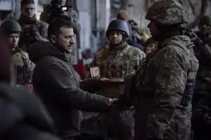 Zelenski visita el frente de batalla en Bajmut, tras la partida de Xi Jinping de Rusia