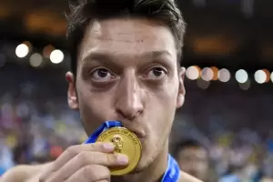 Mesut �zil anunci� su retiro del f�tbol tras sus lesiones y la pol�mica con la Federaci�n Alemana