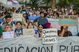 Los estudiantes coparon la Plaza 25 de Mayo pidiendo por refacciones urgentes