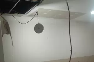 La lluvia confirm las falencias en dos escuelas secundarias: se cayeron techos y se inundaron aulas