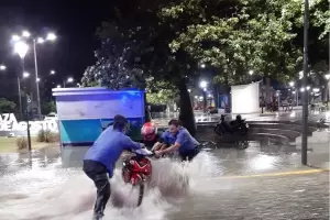 Policas asistieron a personas afectadas por la lluvia en el centro