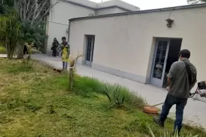 Continan los  trabajos de limpieza y mantenimiento en establecimientos educativos