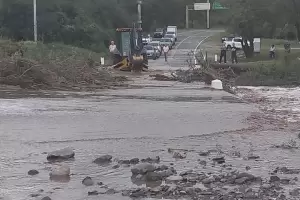 Tras varias horas de espera, se rehabilit el paso por el puente del Ro Los Puestos, Ambato