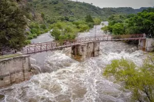 Impacto de las crecientes: en F.M.E cerraron los cruces del ro y en Ambato, una camioneta qued atrapada en la correntada
