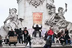 Serios disturbios y destrozos durante una nueva protesta en Pars contra la reforma de Macron