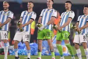 Dibu Martnez repiti su icnico festejo y los otros campeones del mundo se sumaron