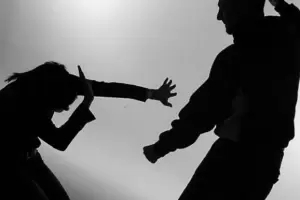 Una madre trat de intervenir en una pelea de sus hijos y recibi un golpe de puo