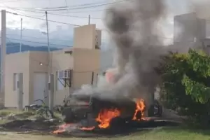 Un auto se incendi en el sur de la Capital