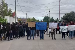 Padres y alumnos de la Secundaria n 78 de Santa Mara toman el establecimiento
