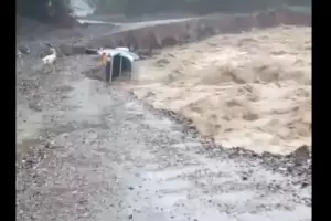 Desbord el ro Cochuna y una camioneta se cay: el trnsito se encuentra cortado en RN 65