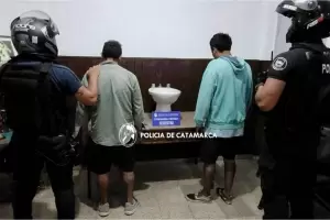 Detienen a dos personas luego de encontrarlas robando un bidet