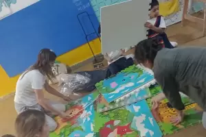 Alumnos de nivel inicial del Colegio Juan Pablo II construyeron un camino lector