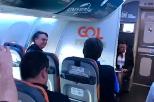 Bolsonaro regres a Brasil donde lo recibi un grupo de seguidores