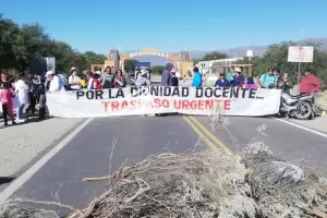 Santa Mara: docentes municipales cortaron Ruta n 17 en reclamo por el traspaso