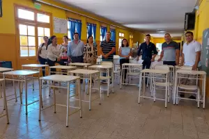 Educacin sigue entregando mobiliario a escuelas secundarias de Santa Rosa y El Alto
