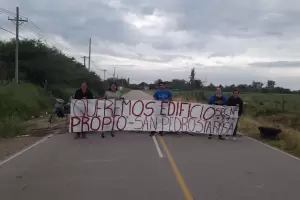 Padres de alumnos de la Escuela n 87 cortan Ruta n 30 en reclamo de un edificio propio