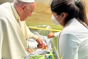 Durante su internacin, el Papa Francisco visita nios y bautiza a un beb