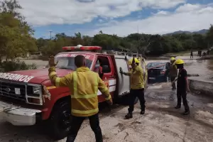 Intent cruzar el ro en Pomancillo, qued varado y lo rescataron los bomberos