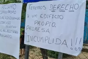 Padres sostienen la toma de la Escuela Secundaria n 87 en San Pedro