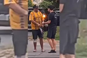 Le dio sus zapatillas a un cartonero y se hizo viral: "Me parti el corazn"