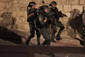 Violentos choques entre la polica de Israel y fieles musulmanes dentro de una mezquita